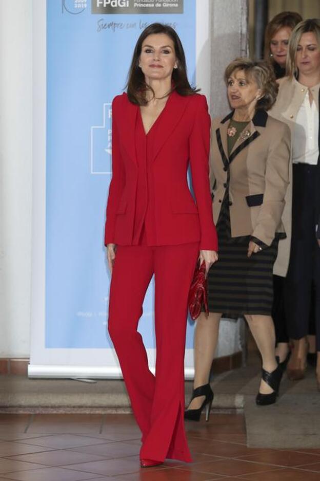 Letizia siempre combina este traje con una cartera de pitón en el mismo tono.