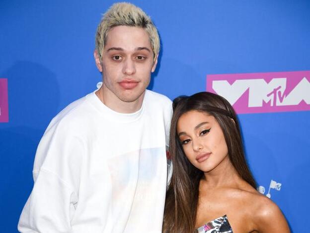 Pete Davidson olvida a Ariana Grande con otra pareja. Si pinchas sobre la imagen podrás ver a todas las parejas que se han creado este año./gtres.