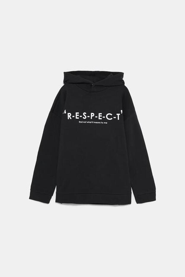 Sudadera de cuello con capucha con botón presión y mensaje de Respect, 25,95 euros.