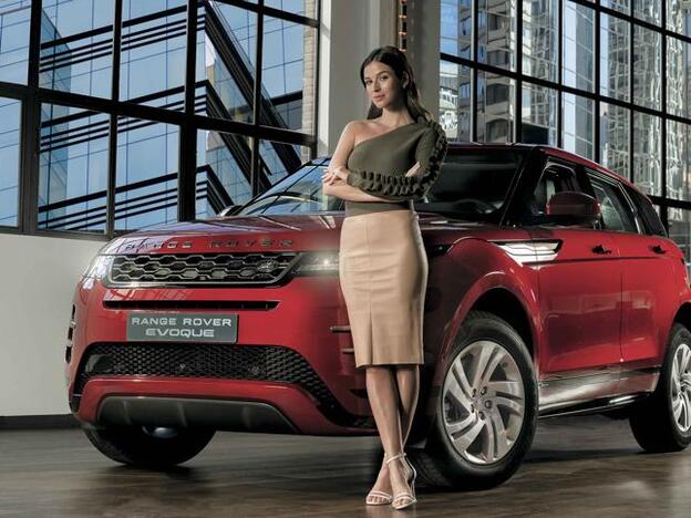 Sandra Gago frente al nuevo Range Rover.