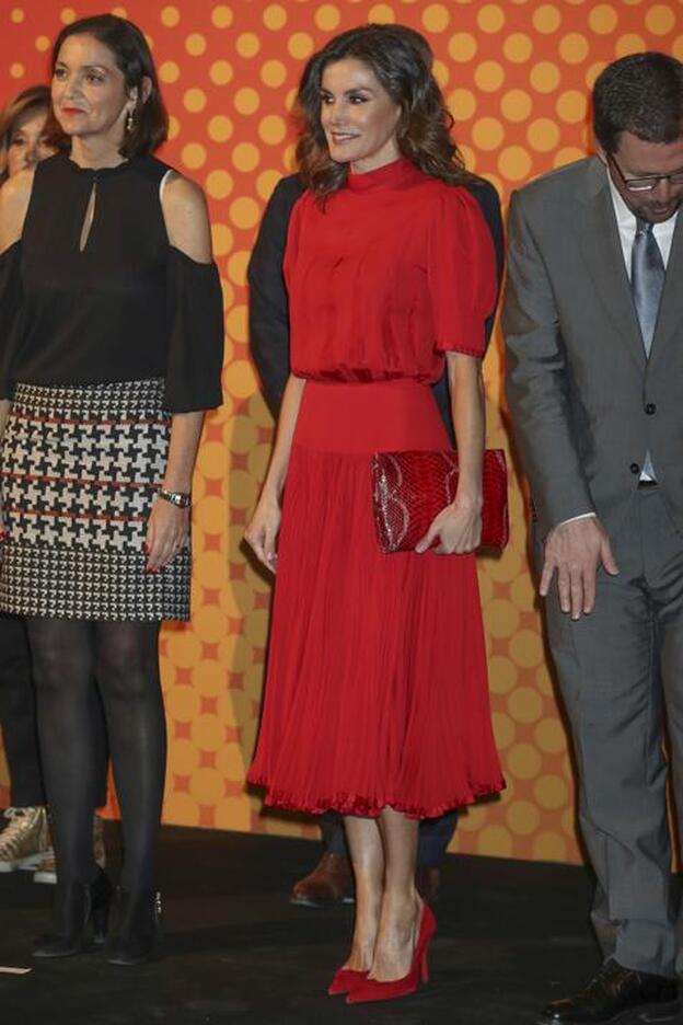 Letizia acudía con un vestido rojo de la Reina Sofía a los Premios Nacionales de Moda el pasado ems de diciembre.