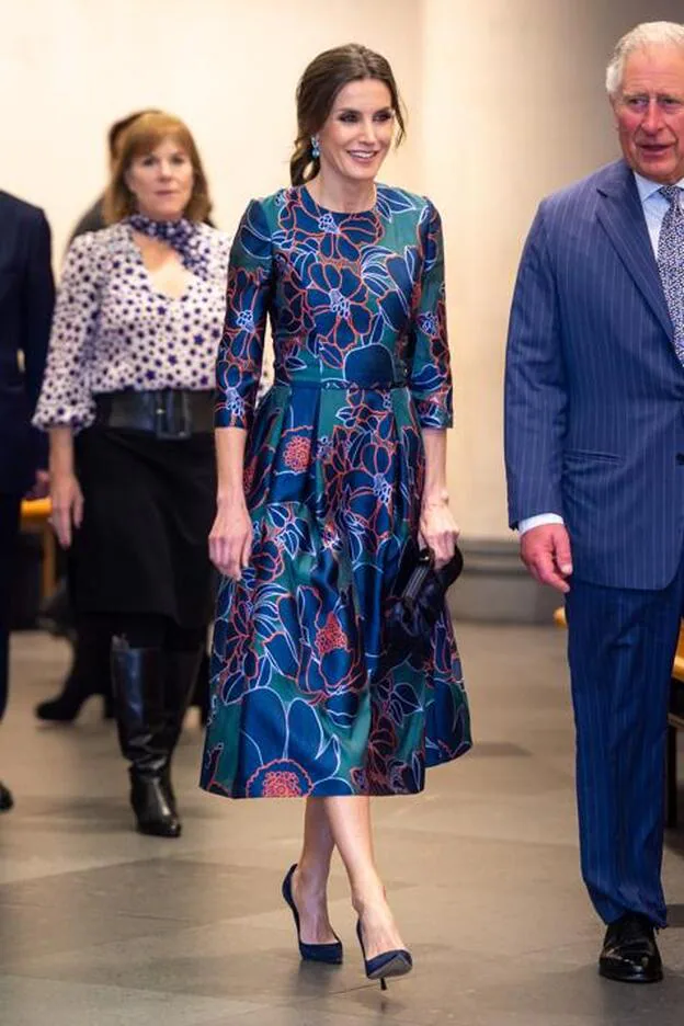 La reina Letizia inauguraba la expisición del pintor español Sorolla con un vstido floreado de Carolina Hererra.