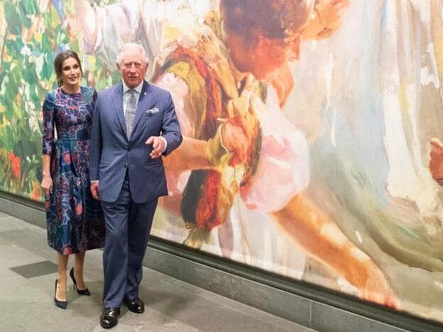 El príncipe Carlos de Inglaterra ejerció de perfecto anfitrión con la Reina de España.