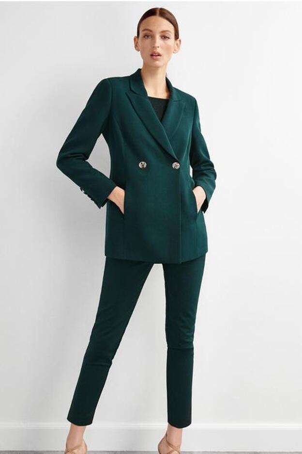 1. Blazer con doble botonadura (153 euros) / 2. Pantalones con detalle de botones en la parte delantera y aberturas laterales en el bajo (83 euros).