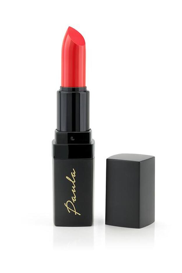 Labial en tono coral.