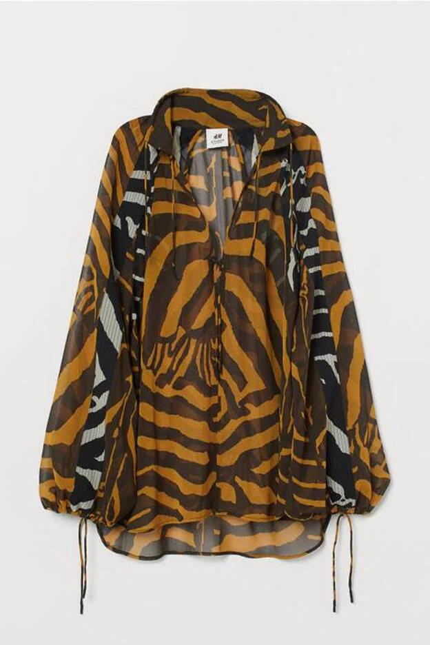 Blusa con estampado animal de tigre y tejido vaporoso, 59,99 euros.