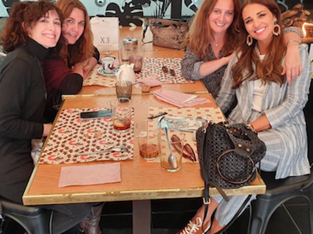 La reunión con amigas de Paula Echevarría a la que llevó el traje de Mango.