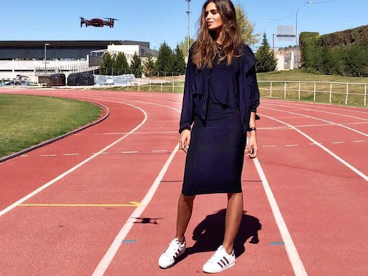 10 vestidos negros para clonar este look con Adidas de Sara Carbonero