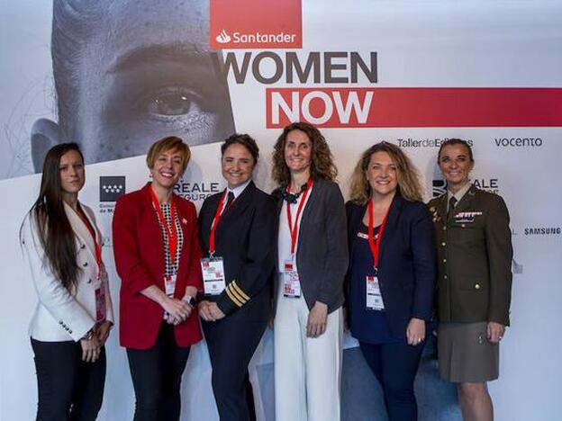 Las participantes de la mesa posan juntas antes de entrar