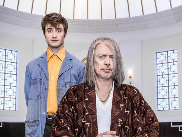 Daniel Radcliffe y Steve Buscemi en su nueva serie, 'Miracle Workers'.