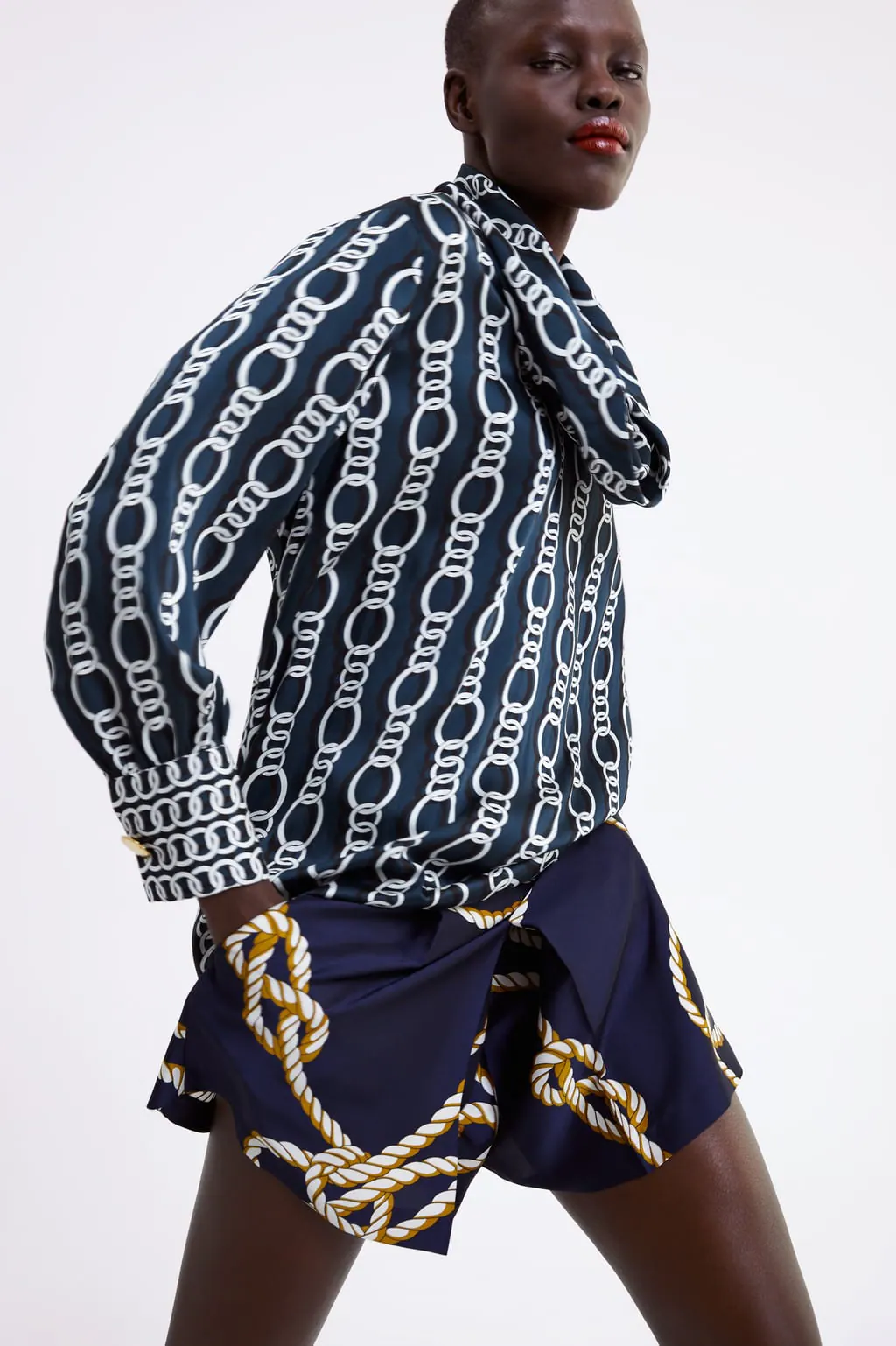 10 blusas low con cadenas para copiar el estilo rompedor de Salamanca | Mujer Hoy