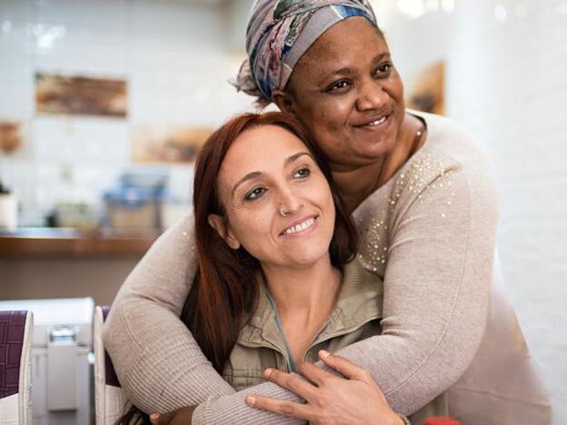 Helena Maleno con su amiga y colaboradora, la activista Aicha Barry.