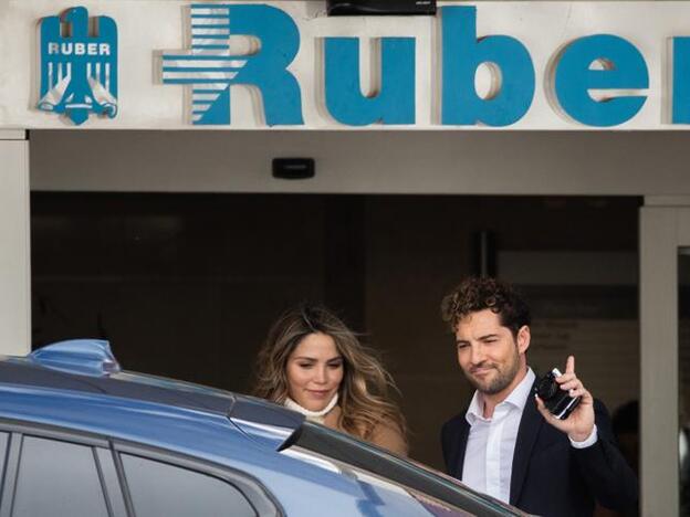 Rosanna Zanetti y David Bisbal abandonando el hospital sin posar. Pincha sobre la foto para ver las famosas que, como ella, anunciaron embarazo en 2018./gtres.