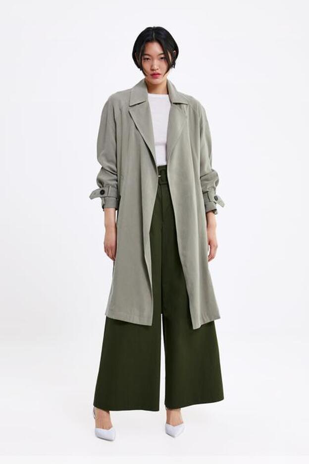 Gabardina de "piel de melocotón" de Zara (49,95 euros):