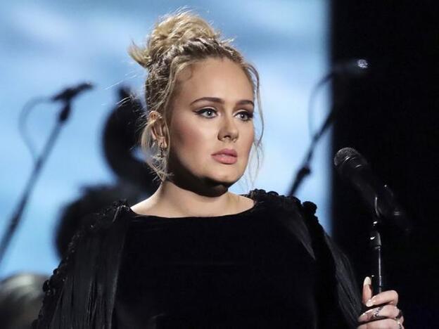 Adele durante uno de sus conciertos. Pincha sobre la imagen y descubre las rupturas más sonadas del 2019./gtres