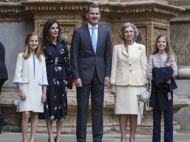 Los Reyes junto a sus hijas y a doña Sofía en la puerta de la Iglesia./Gtres