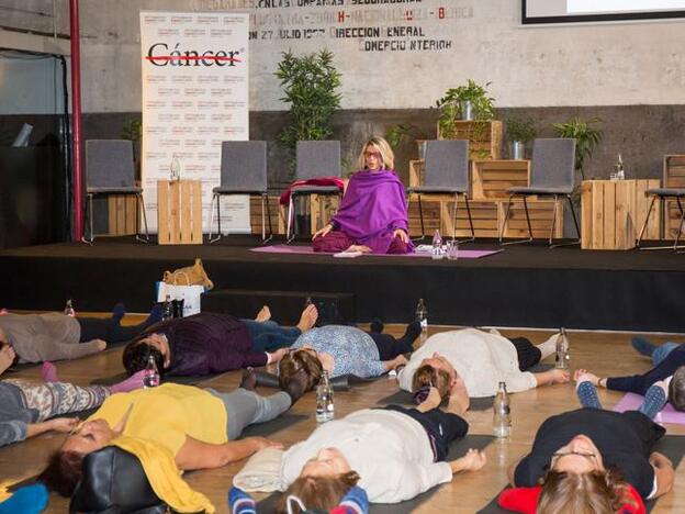 Uno de los momentos de mayor concentración durante el "Taller de Onco Yoga"