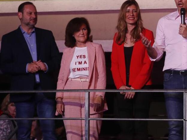 Carmen Calvo junto a José Luis Ábalos y Begoña Gómez en el balcón de la sede del PSOE en Ferraz.