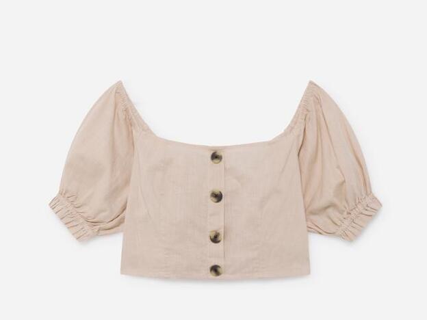 Top con botones y mangas abullonadas en color beige, 12,99 euros.