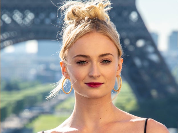 Sophie Turner ha sido la última famosa en lucir este moño ante las cámaras.