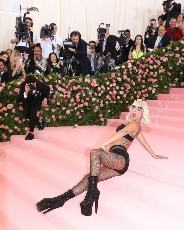 Todas las fotos y detalles de los vestidos de Lady Gaga en la Gala MET 2019