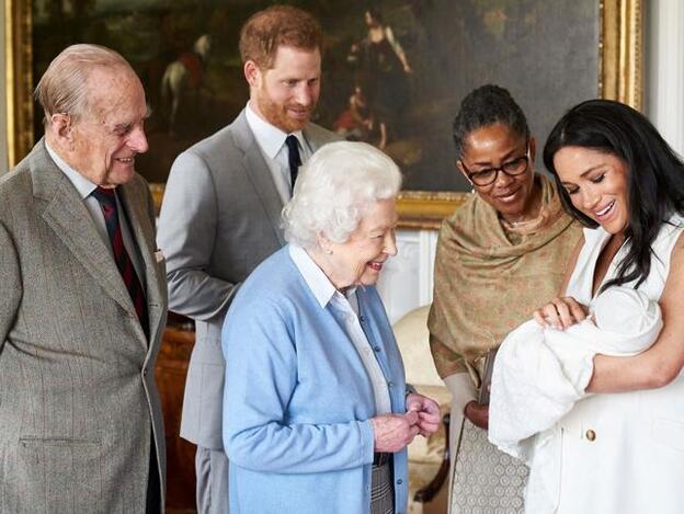 El príncipe Harry y Meghan Markle presentaron a su hijo Archie a la reina Isabel de Inglaterra y al duque de Edimburgo acompañados por Doria Ragland, madre de la duquesa./Gtres