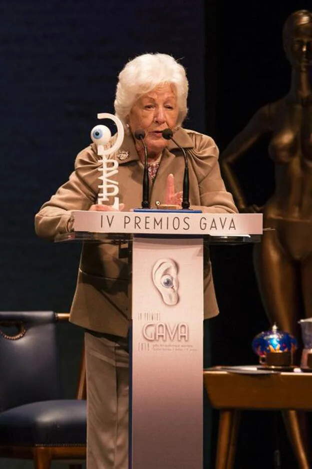 Menchu Álvarez del Valle recogiendo el Premio de Honor 'Gava'.