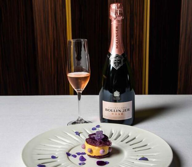 Tarta de Limón y violetas de Madrid junto a una botella de Champagne Bollinger Rosé.