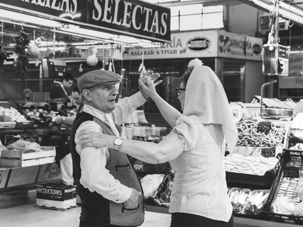 Dos chulapos bailando en mitad del Mercado de Vallehermoso.