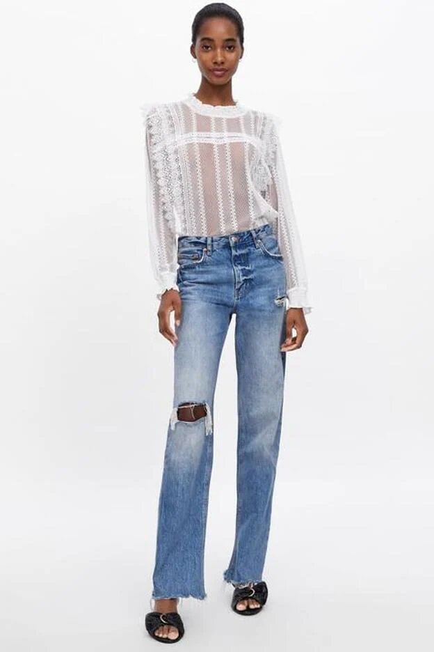 La blusa semitransparente en guipur que propone Zara.