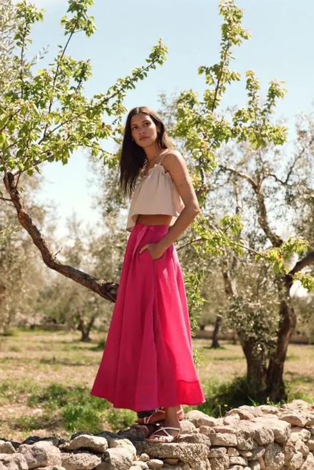 La falda de menos de 60 euros H&M que hace más delgada y es perfecta para ir a una boda... o a la | Mujer