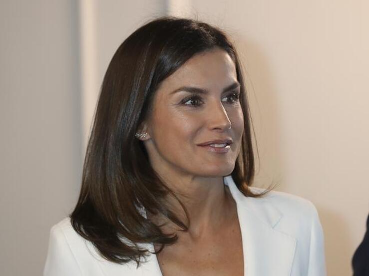 Copiamos (por menos de 80€) el traje blanco de Letizia que hace más morena