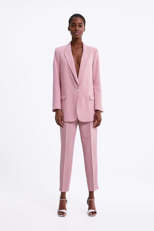 Traje de cuadros rosa con pantalón de tiro alto (25,95 euros) y blazer (39,95 euros).