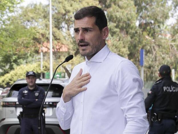 Iker Casillas a la salida del hospital tras haber sufrido un infarto./gtres