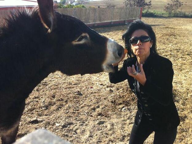 Cristina del Valle junto a su burro.