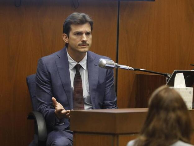 Ashton Kutcher durante el juicio del supuesto asesino de su exnovia.