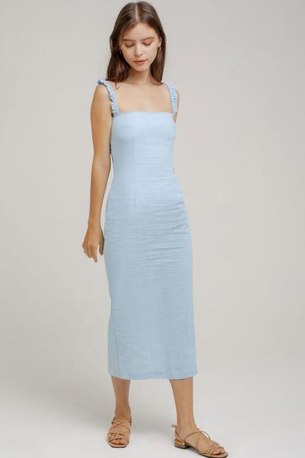 Vestido midi en azul claro, 126 euros.