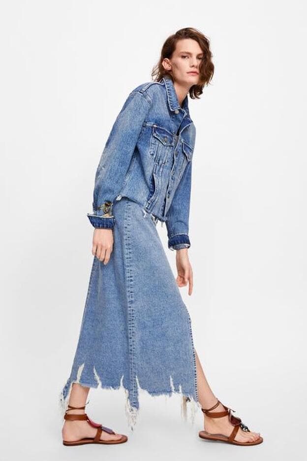 Falda larga con el bajo deshilachado, de Zara (29,95 euros).