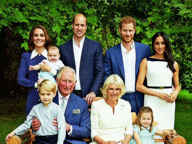 Foto de familia del 70 cumpleaños del príncipe Carlos. Ahora presumen de sintonía, pero tanto el padre como el hermano de Harry eran reacios a la unión.