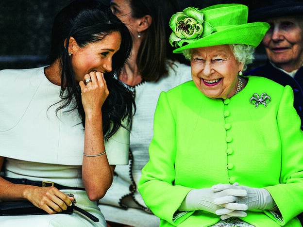 Meghan riendo cómplice con Isabel II.