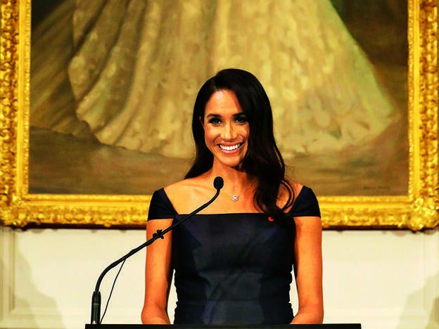 Meghan Markle dando un discurso en Nueva Zelanda ante un cuadro de la reina./d.r.