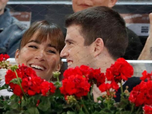 Aitana y Miguel Bernardeau durante el Madrid Open de Tenis. Pincha sobre la imagen y descubre las parejas de famosos que comenzaron a salir en el año 2018./gtres