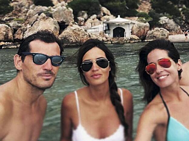 Sara Carbonero junto a Iker Casillas e Isabel Jiménez.