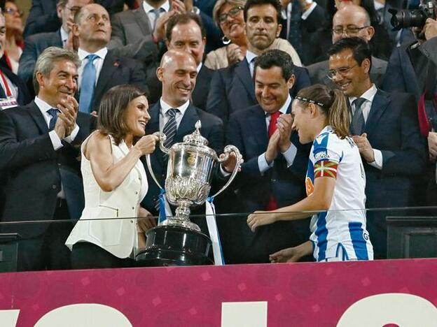 LA COPA DE LA REINA: Doña Letizia hace entrega de la Copa que lleva su nombre a la capitana de la Real Sociedad.