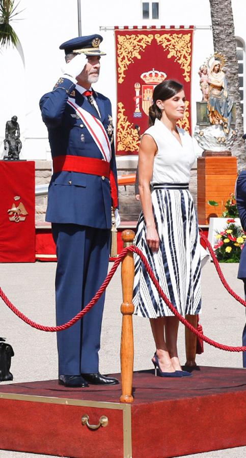 Letizia y su falda de rayas