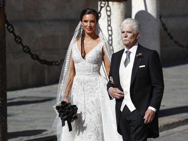 Pilar Rubio llega a la ceremonia de la mano de su padre que ha ejercido de padrino.