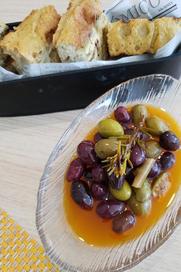 Pan Focaccia con aceitunas.