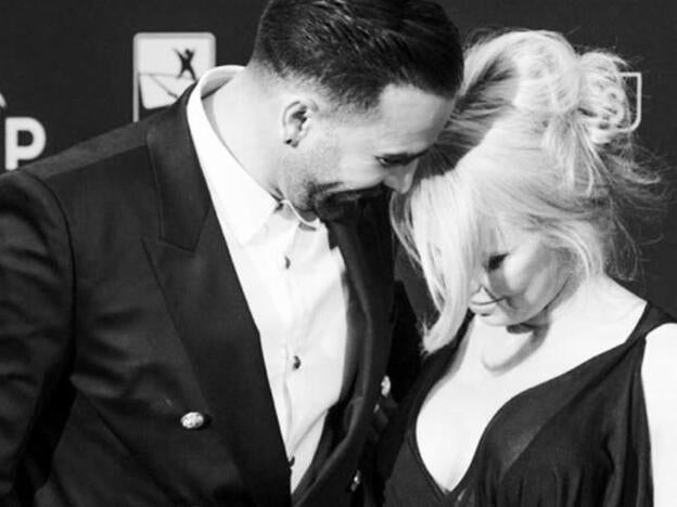 Pamela Anderson ha usado esta foto junto a Amil Rami para anunciar su ruptura y explicar los motivos de la misma. Pincha sobre la foto para ver todas las parejas que han terminado su relación este año./instagram.