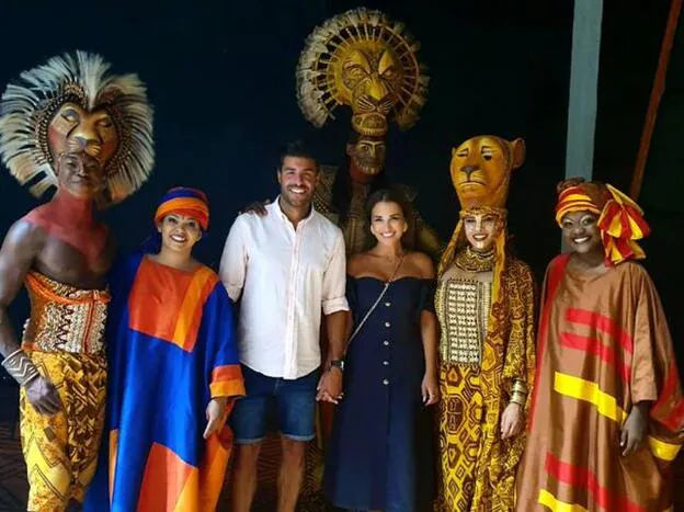 Paula Echevarría y Miguel Torres junto a parte del elenco del musical 'El Rey León'./instagram.
