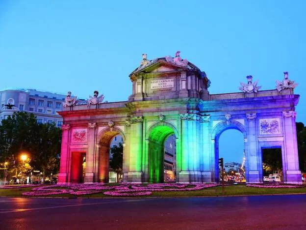 La puerta de Alcalá iluminada con la bandera del Orgullo./Agencias